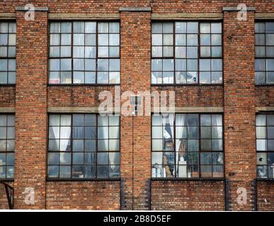 Façade de bâtiment industriel avec briques et fenêtres Banque D'Images