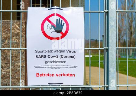 Avertissement Sign on Playing field with Graphic and german text 'Closed playing field wonavirus - Beware of tring' Banque D'Images