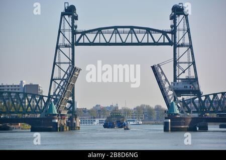 Vue sur l'ancien pont ferroviaire, Koningshavenbrug (de HEF) à Rotterdam avec ponts ouvrant pour le bateau et le voilier Banque D'Images