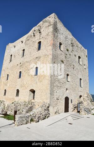 La tour médiévale de Bagnoli Irpino, village dans le sud de l'Italie Banque D'Images