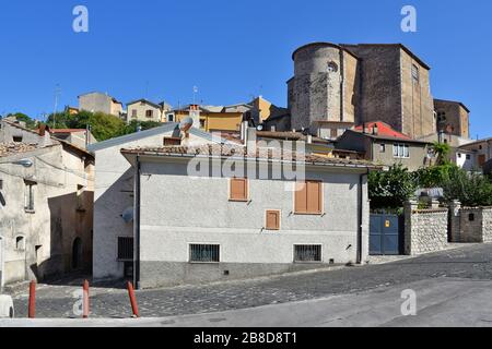 Vue sur le village de Bagnoli Irpino avec sa tour médiévale Banque D'Images