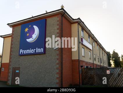 Chichester, Royaume-Uni - 19 janvier 2020: La façade de l'hôtel Premier Inn à Chichester Gate Banque D'Images