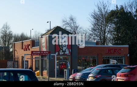 Chichester, Royaume-Uni - 19 janvier 2020: La façade du restaurant KFC Take away à Chichester Gate Banque D'Images