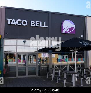 Chichester, Royaume-Uni - 19 janvier 2020: La façade du restaurant Taco Bell à Chichester Gate Banque D'Images