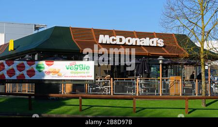 Reading, Royaume-Uni - 06 février 2020: La façade du restaurant McDonalds Drive Thruand sur Pinvents Lane Banque D'Images