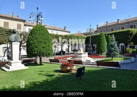 La petite place de Bagnoli Irpino, un village médiéval dans le sud de l'Italie Banque D'Images