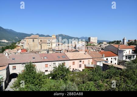 Vue sur le village de Bagnoli Irpino avec sa tour médiévale Banque D'Images