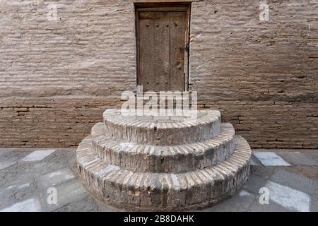 Porte en bois et escaliers dans un bâtiment typique de la rue de la vieille ville d'Itchan-Kala, Khiva, Ouzbékistan, Asie centrale Banque D'Images