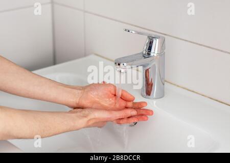 Laver les mains avec du savon sous l'eau du robinet Banque D'Images