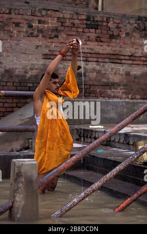 Homme prenant bain rituel dans le fleuve Ganga. Ganges. La ville Sainte de Varanasi, Inde. Banque D'Images