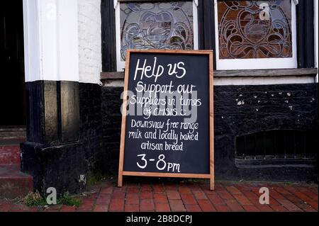 Vue générale sur le pub Swan Inn à Lewes, Sussex, qui a rouvert en tant que magasin de ferme suivant les commandes de Boris Johnson pour les pubs, cafés, boîtes de nuit, bars, restaurants, théâtres, centres de loisirs et salles de gymnastique à proximité pour lutter contre le coronavirus. Banque D'Images
