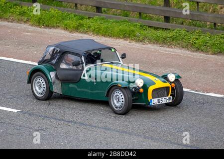 2015 Yellow Green Caterham Super Seven ; circulation routière au Royaume-Uni, transport routier, véhicules modernes, berline, conduite de véhicules, routes et moteurs, circulation routière vers le sud sur l'autoroute Banque D'Images