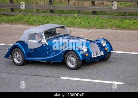 2020 BLEU Morgan plus four cabriolet ; trafic automobile britannique, transport routier, véhicules modernes, voitures de sport décapotables, conduite de véhicules, routes et moteurs, conduite en direction du sud sur l'autoroute M61 Banque D'Images