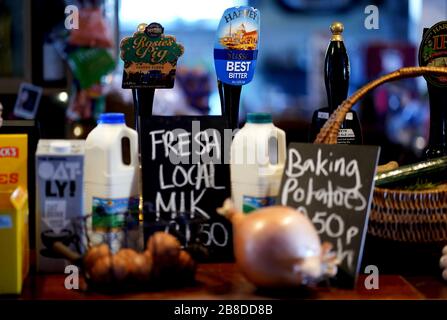 Vue générale sur le pub Swan Inn à Lewes, Sussex, qui a rouvert en tant que magasin de ferme suivant les commandes de Boris Johnson pour les pubs, cafés, boîtes de nuit, bars, restaurants, théâtres, centres de loisirs et salles de gymnastique à proximité pour lutter contre le coronavirus. Banque D'Images