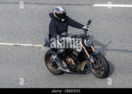 Cavalier de moto Gold Honda CB 750 ; circulation automobile, transport à deux roues, véhicules modernes, motos, Véhicule, routes, motos motards motocyclistes sur l'autoroute M6 Chorley, Royaume-Uni Banque D'Images