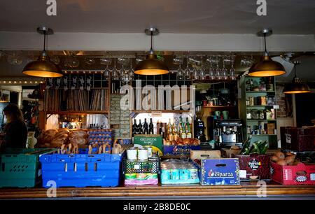 Vue générale sur le pub Swan Inn à Lewes, Sussex, qui a rouvert en tant que magasin de ferme suivant les commandes de Boris Johnson pour les pubs, cafés, boîtes de nuit, bars, restaurants, théâtres, centres de loisirs et salles de gymnastique à proximité pour lutter contre le coronavirus. Banque D'Images