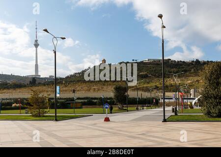 Bakou, Azerbaïdjan - 14 novembre 2019 : Parc sur le remblai de la mer Caspienne à Bakou. Vue sur la ville depuis la mer. Banque D'Images