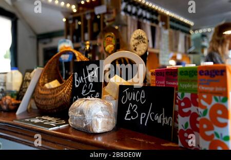 Vue générale sur le pub Swan Inn à Lewes, Sussex, qui a rouvert en tant que magasin de ferme suivant les commandes de Boris Johnson pour les pubs, cafés, boîtes de nuit, bars, restaurants, théâtres, centres de loisirs et salles de gymnastique à proximité pour lutter contre le coronavirus. Banque D'Images