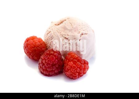 Glace à la framboise isolée sur fond blanc Banque D'Images