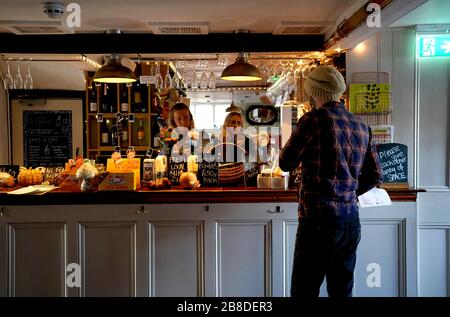 Vue générale sur le pub Swan Inn à Lewes, Sussex, qui a rouvert en tant que magasin de ferme suivant les commandes de Boris Johnson pour les pubs, cafés, boîtes de nuit, bars, restaurants, théâtres, centres de loisirs et salles de gymnastique à proximité pour lutter contre le coronavirus. Banque D'Images