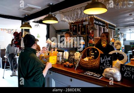 Vue générale sur le pub Swan Inn à Lewes, Sussex, qui a rouvert en tant que magasin de ferme suivant les commandes de Boris Johnson pour les pubs, cafés, boîtes de nuit, bars, restaurants, théâtres, centres de loisirs et salles de gymnastique à proximité pour lutter contre le coronavirus. Banque D'Images