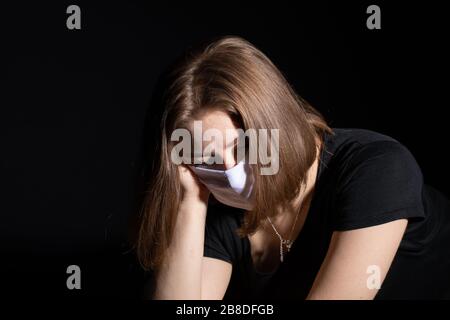 Masque respiratoire de protection pour les personnes qui réduit le risque d'infection par les virus et les bactéries. Banque D'Images