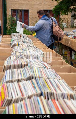 Berlin, Allemagne - 7 juillet 2019: Un homme recherchant des disques vinyles à Fleamarket à Mauerpark Banque D'Images