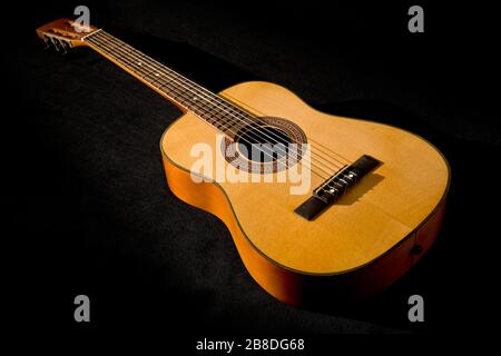 Guitare classique sur fond noir Banque D'Images