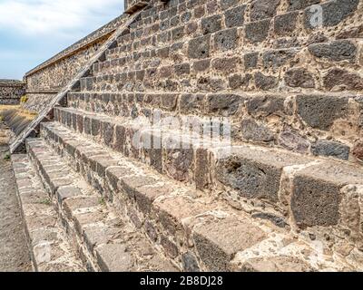 Gros plan sur les marches menant au sommet de Teotihuacan, la Pyramide du Soleil Banque D'Images