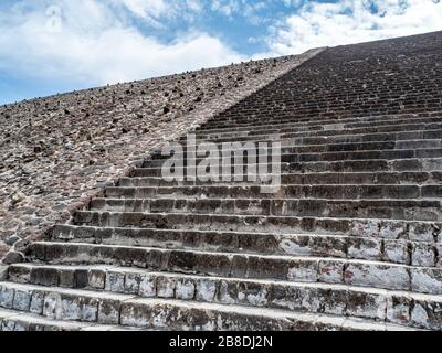 Gros plan sur les marches menant au sommet de Teotihuacan, la Pyramide du Soleil Banque D'Images