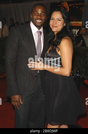 Derek Luke et son épouse Sophia à la première mondiale de 'Glory Road' tenue au Pantages Theatre à Hollywood, CA. L'événement a eu lieu le jeudi 5 janvier 2006. Photo par: SBM / PictureLux - référence de fichier # 33984-10395SBMPLX Banque D'Images