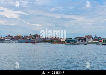 Portland, Maine 11 août 2018 : vue incroyable du centre-ville de Portland Maine vue du ferry en partant de Portland, Maine USA Banque D'Images