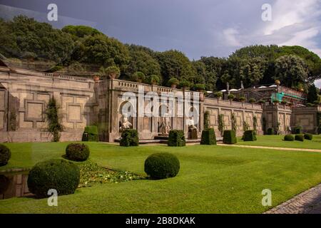 Rome 8 mars 2020. Les jardins du Vatican de la résidence papale, des fontaines bien entretenues et des arbres. Banque D'Images