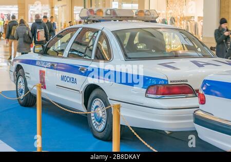 Moscou, Russie - 23 novembre 2017 : Union soviétique et voiture de police russe Ford Crown Victoria. exposition de voitures rétro dans le centre commercial Metropolis Banque D'Images