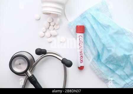 Concept de test sanguin du coronavirus. Bureau avec vue sur le dessus en laboratoire avec pilules, tubes à essai Banque D'Images