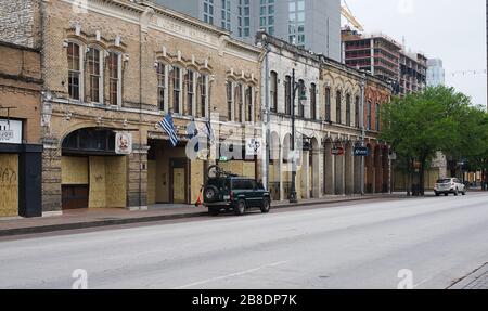 ^th Street dans le centre-ville d'Austin, Texas est monté à bord en raison de la couverture-19 Banque D'Images