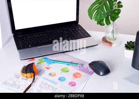 Travail d'équipe pour la conception graphique travaillant sur une table blanche avec ordinateur et tableau de couleurs . Concept de construction Banque D'Images