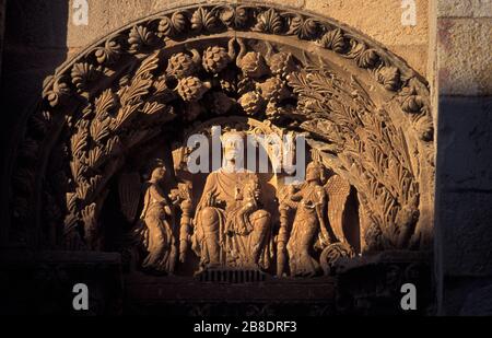 Virgin and Child entre deux anges, le détail à la porte de l'évêque Puerta del Obispo est le point culminant de la façade de la cathédrale gothique de Zamora. Banque D'Images