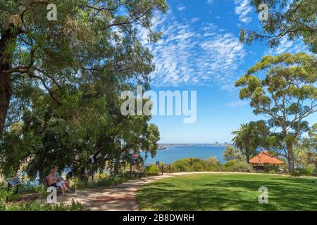 Vue sur la Swan River depuis le belvédère du mont Eliza, King's Park, Perth, Australie occidentale, Australie Banque D'Images