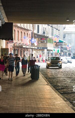 Les clients se promenent sous un pont près des rues en pierre de galets de Savannah, Géorgie. Banque D'Images