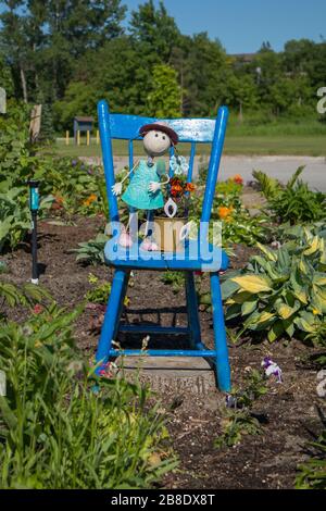 Dans un jardin fait à la mémoire de ceux que nous avons aimés et passés, une chaise de l'défunt et une marionnette de jardin. Banque D'Images