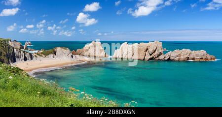 Vue panoramique sur la plage d'Arnia, près de Santander, Cantabrie, Espagne Banque D'Images