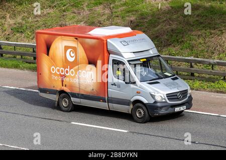 OCADO Onion Van com ; circulation routière au Royaume-Uni, transport, véhicules modernes, berline, véhicules, véhicule, routes britanniques, moteurs, circulation routière vers le sud sur l'autoroute   à 3 voies Banque D'Images