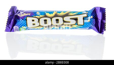 Winneconne, WI - 17 mars 2020: Un paquet de Cadbury Boost bonbon bar sur un fond isolé. Banque D'Images