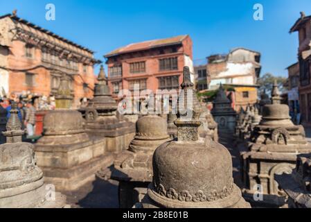 Belles petites statues de Bouddha autour de Swayambhu à Katmandou Népal Banque D'Images