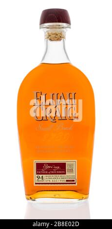 Winneconne, WI - 20 mars 2020: Une bouteille de whisky bourbon droit Elijah Craig Kentucky sur un fond isolé. Banque D'Images