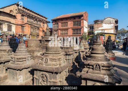 Belles petites statues de Bouddha autour de Swayambhu à Katmandou Népal Banque D'Images