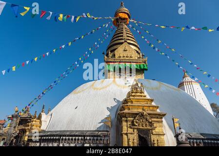 Vue magnifique sur Swayambhunath aka Swayambhu durant la journée ensoleillée dans la vallée de Katmandou au Népal Banque D'Images