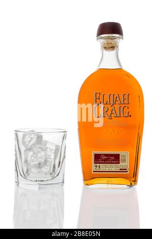 Winneconne, WI - 20 mars 2020: Une bouteille de whisky de bourbon droit Elijah Craig Kentucky avec un verre de glace sur un fond isolé. Banque D'Images