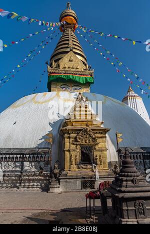 Vue magnifique sur Swayambhunath aka Swayambhu durant la journée ensoleillée dans la vallée de Katmandou au Népal Banque D'Images